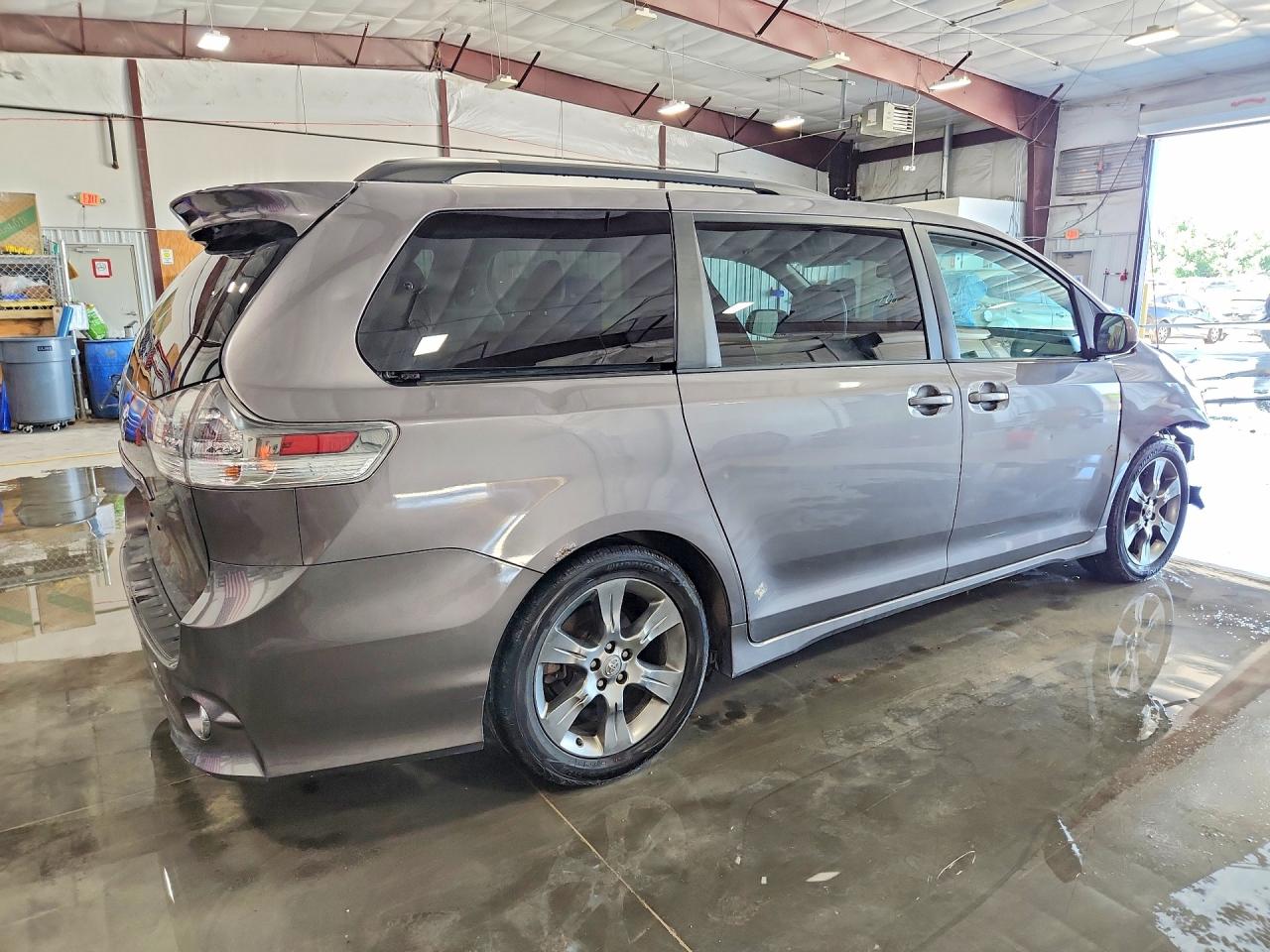 2011 TOYOTA SIENNA