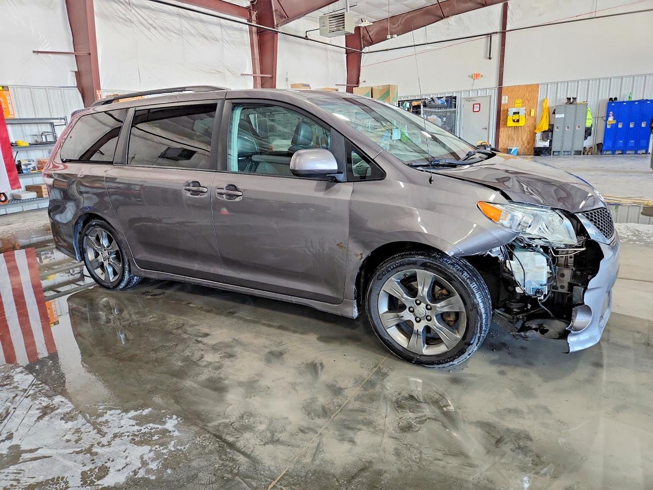2011 TOYOTA SIENNA