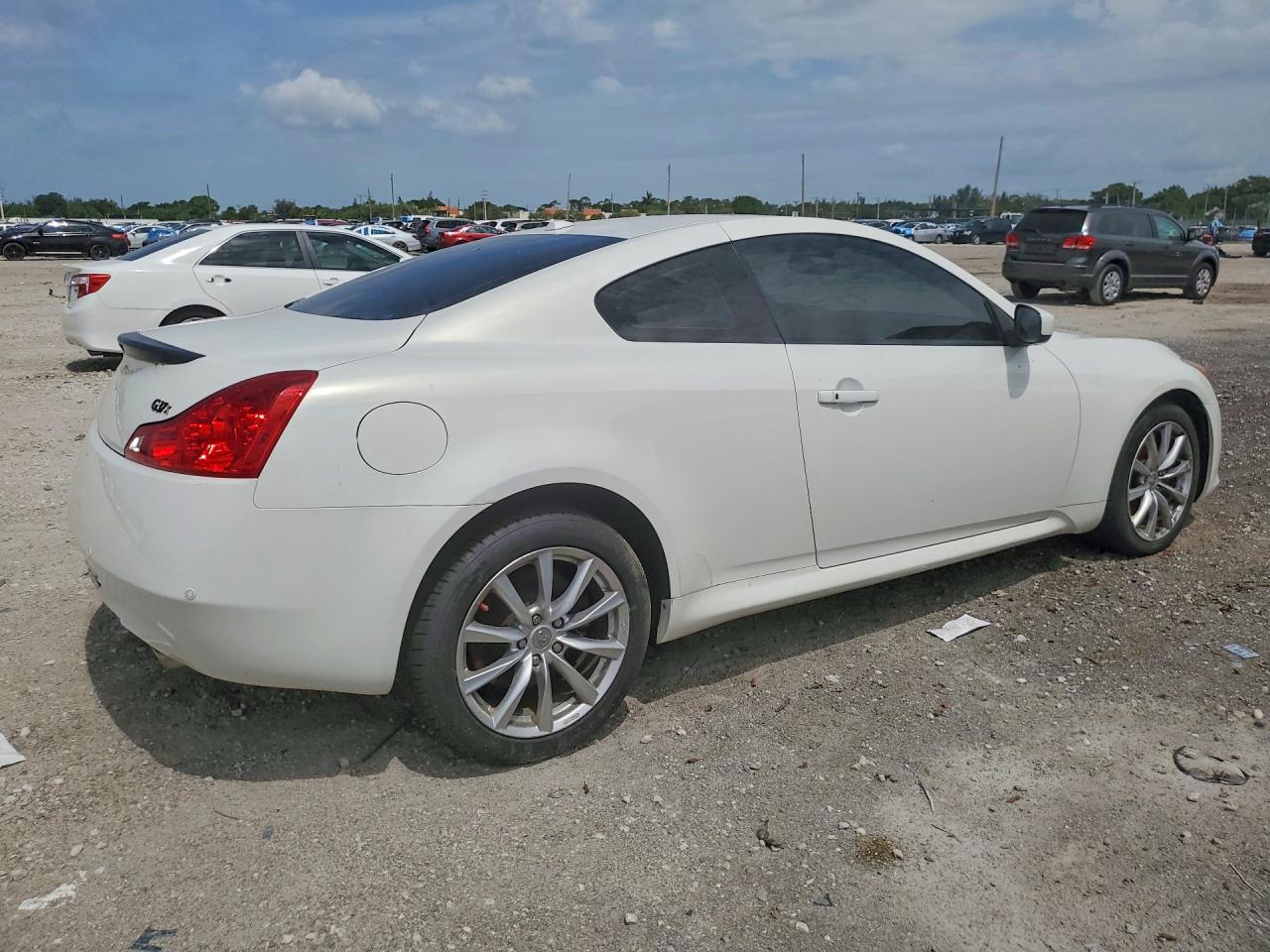 2013 INFINITI G37