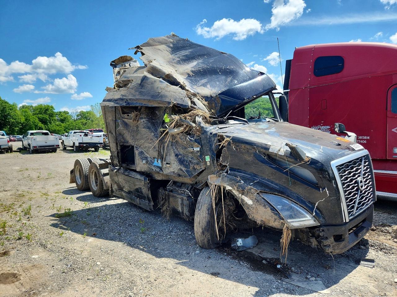 2022 VOLVO VN