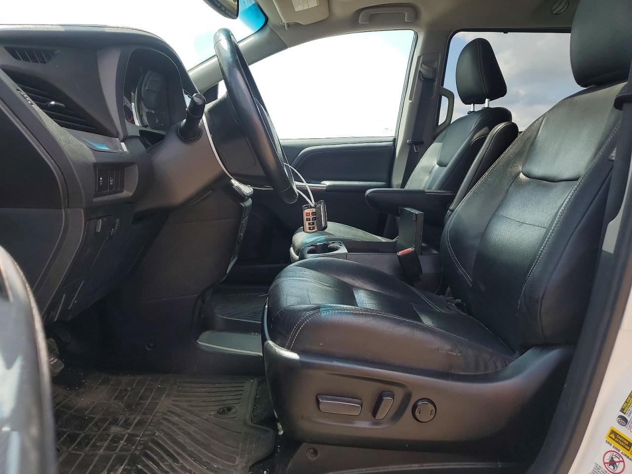 2016 TOYOTA SIENNA