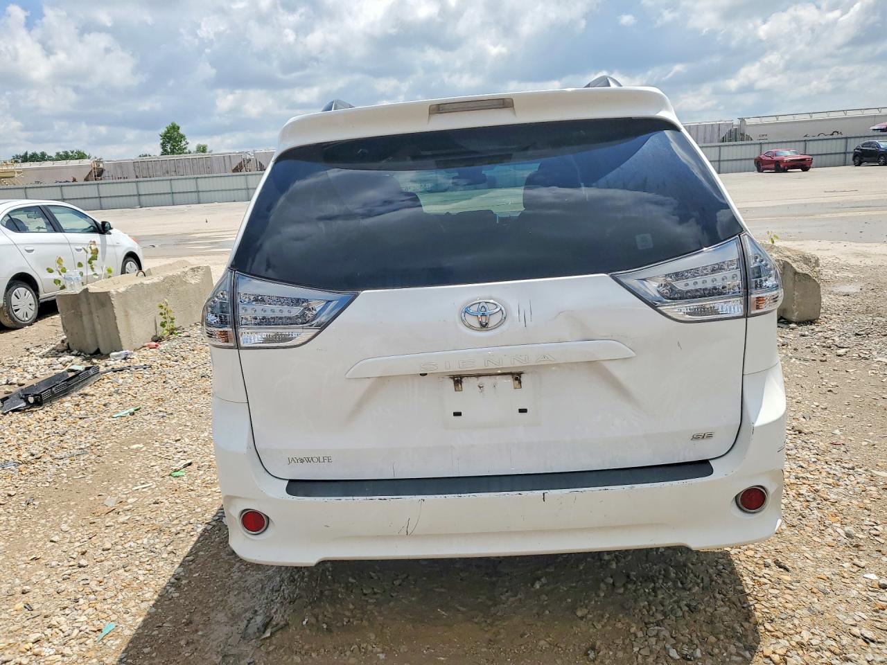 2016 TOYOTA SIENNA
