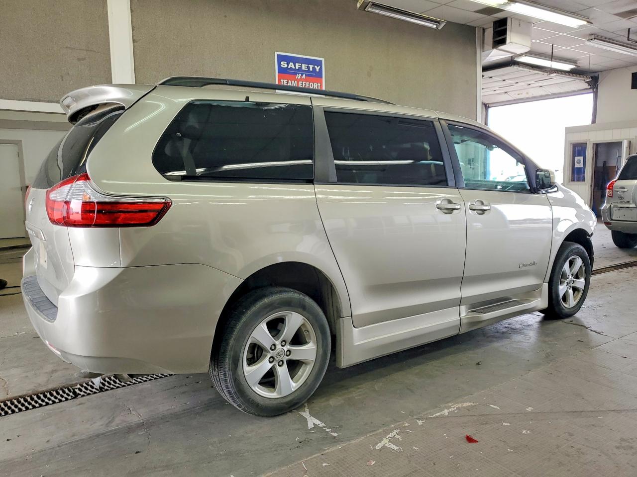 2015 TOYOTA SIENNA