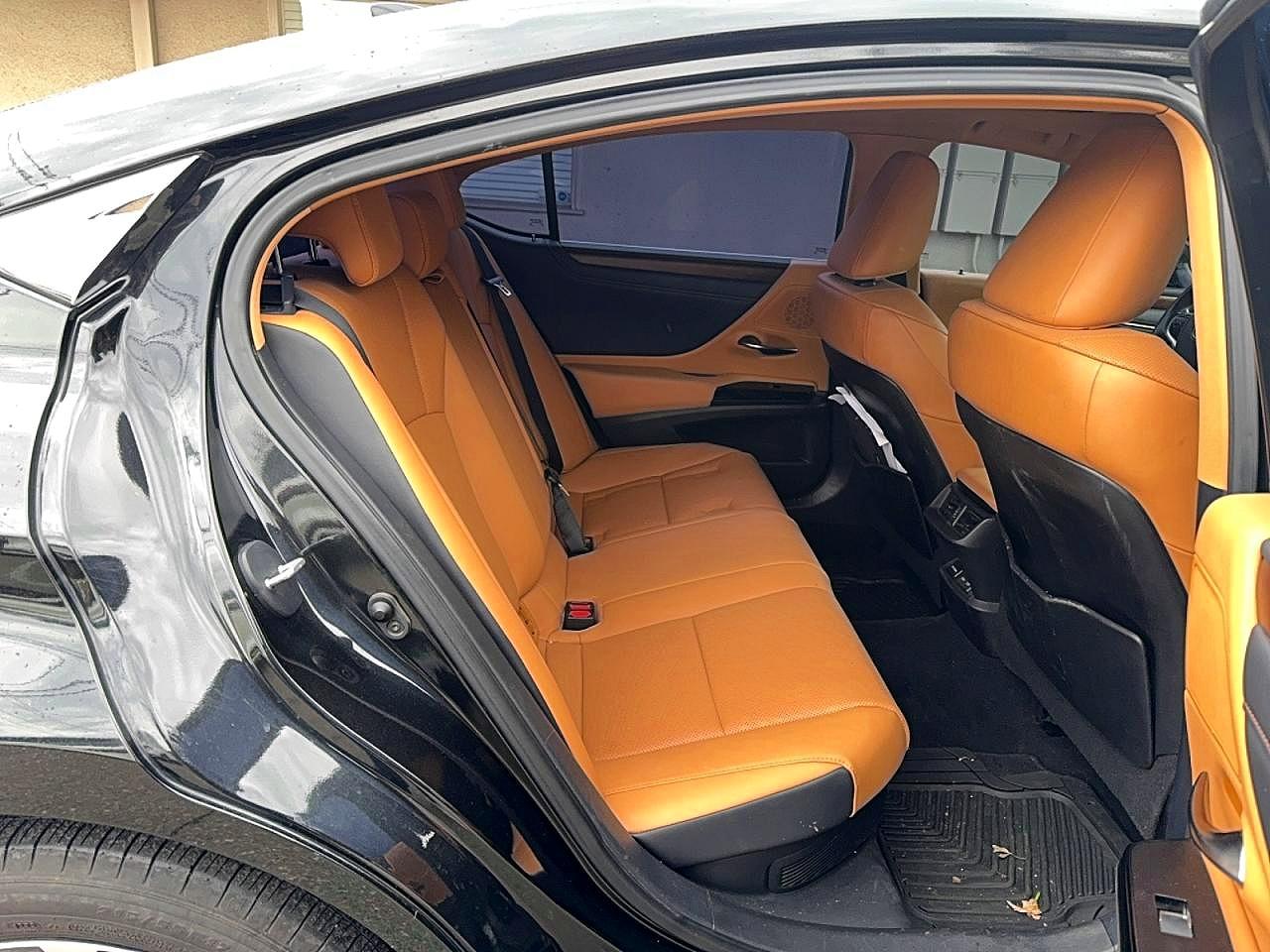 2023 LEXUS ES300