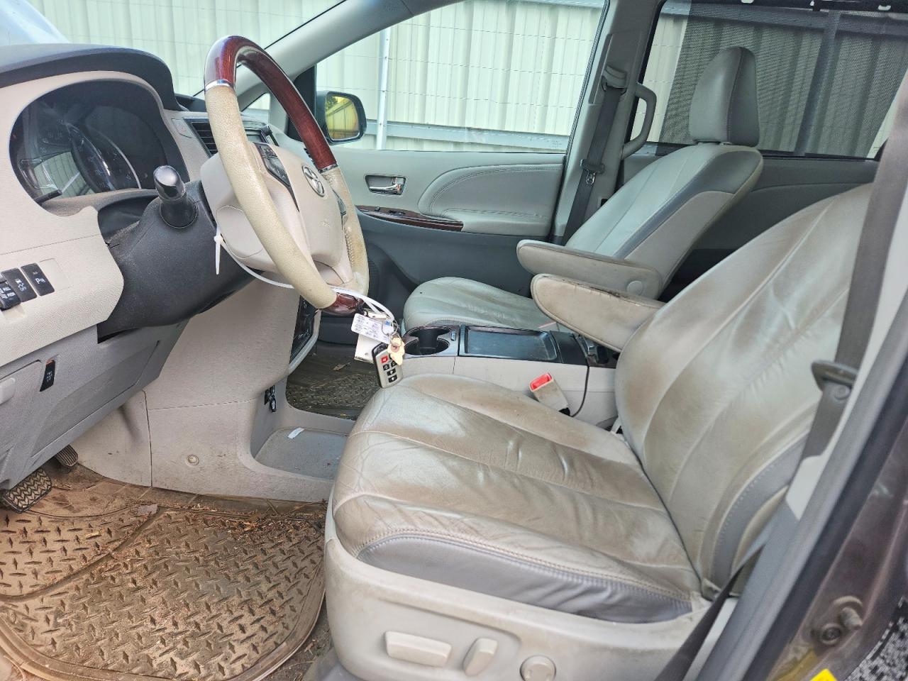 2011 TOYOTA SIENNA