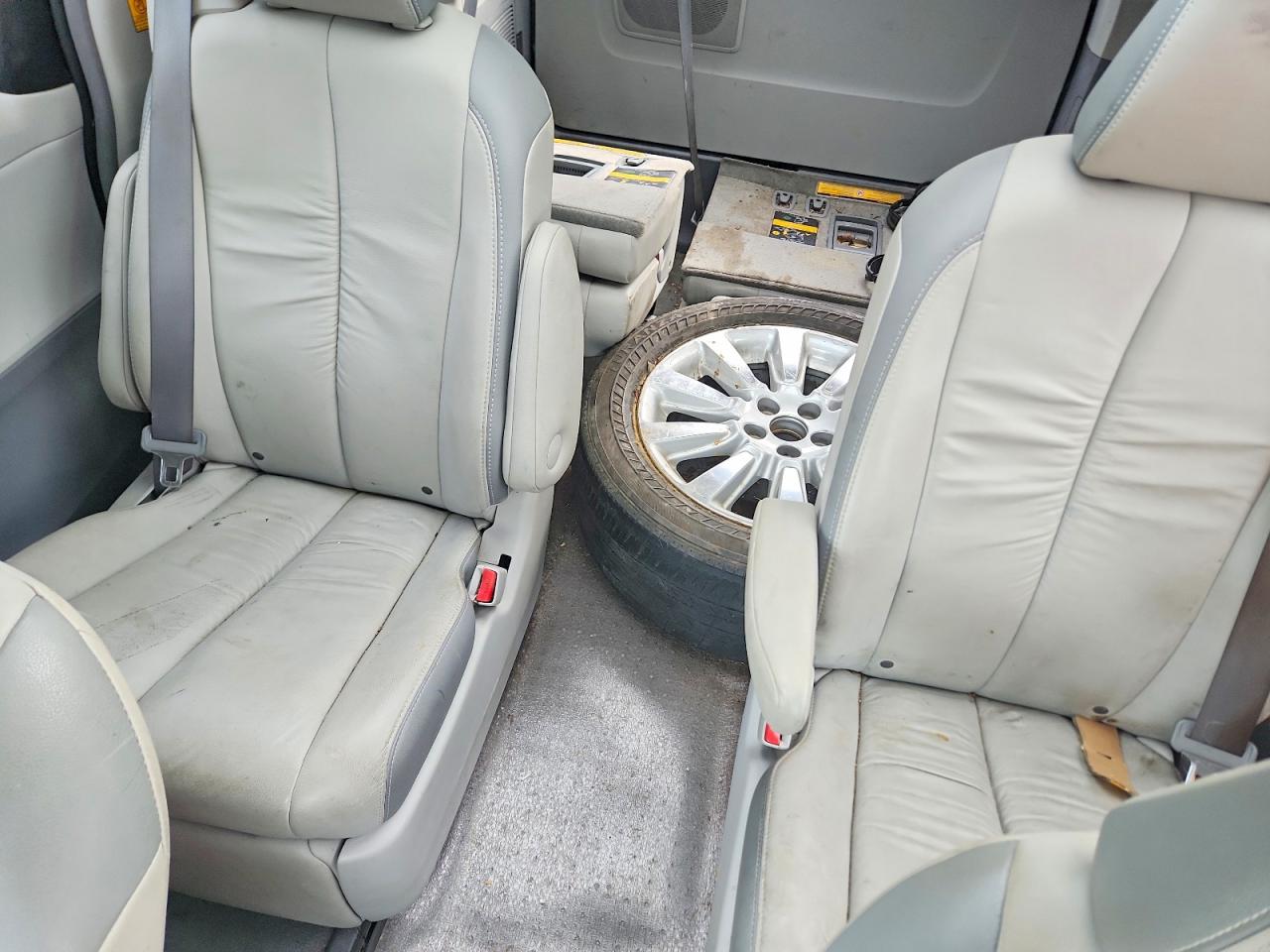 2011 TOYOTA SIENNA