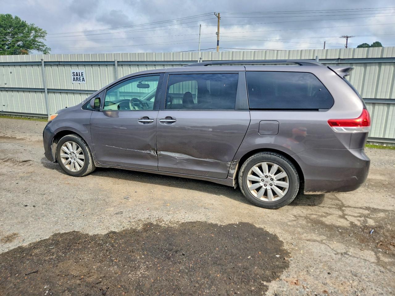 2011 TOYOTA SIENNA