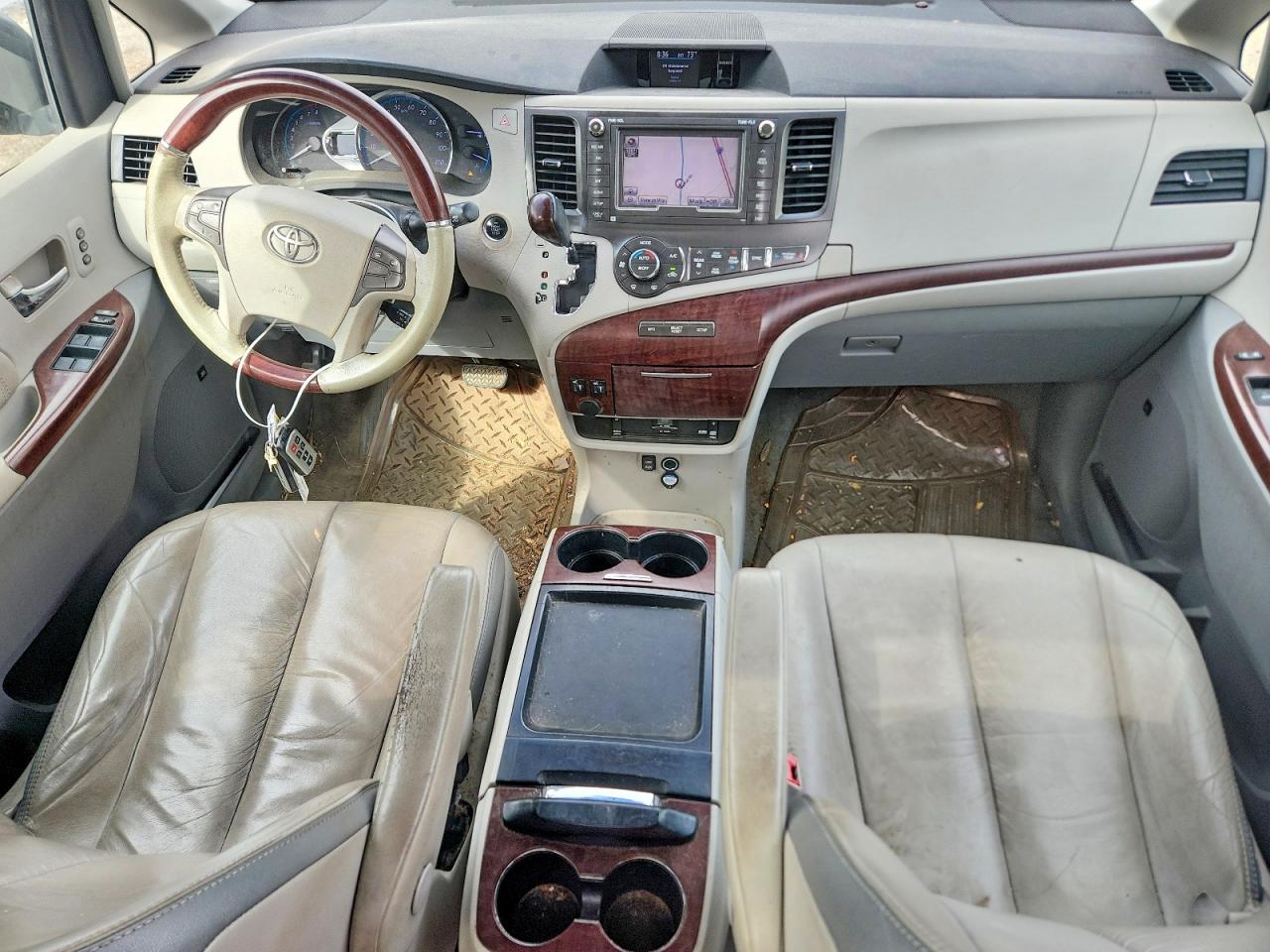 2011 TOYOTA SIENNA