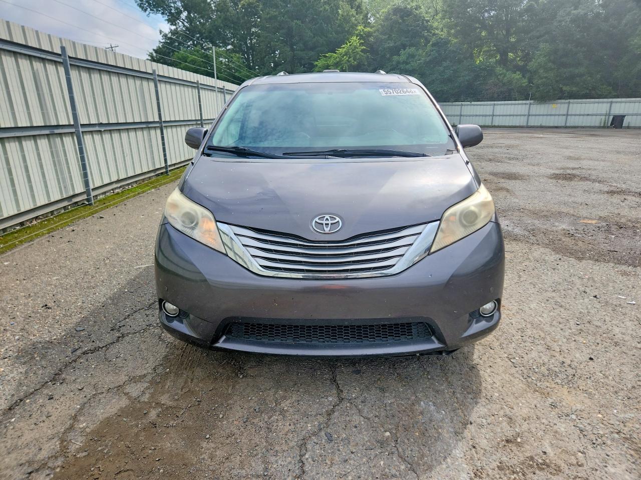 2011 TOYOTA SIENNA