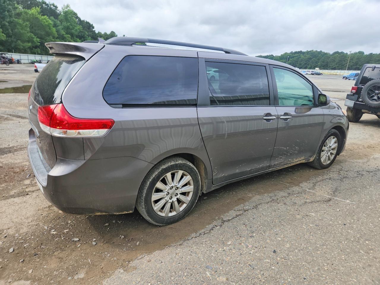 2011 TOYOTA SIENNA