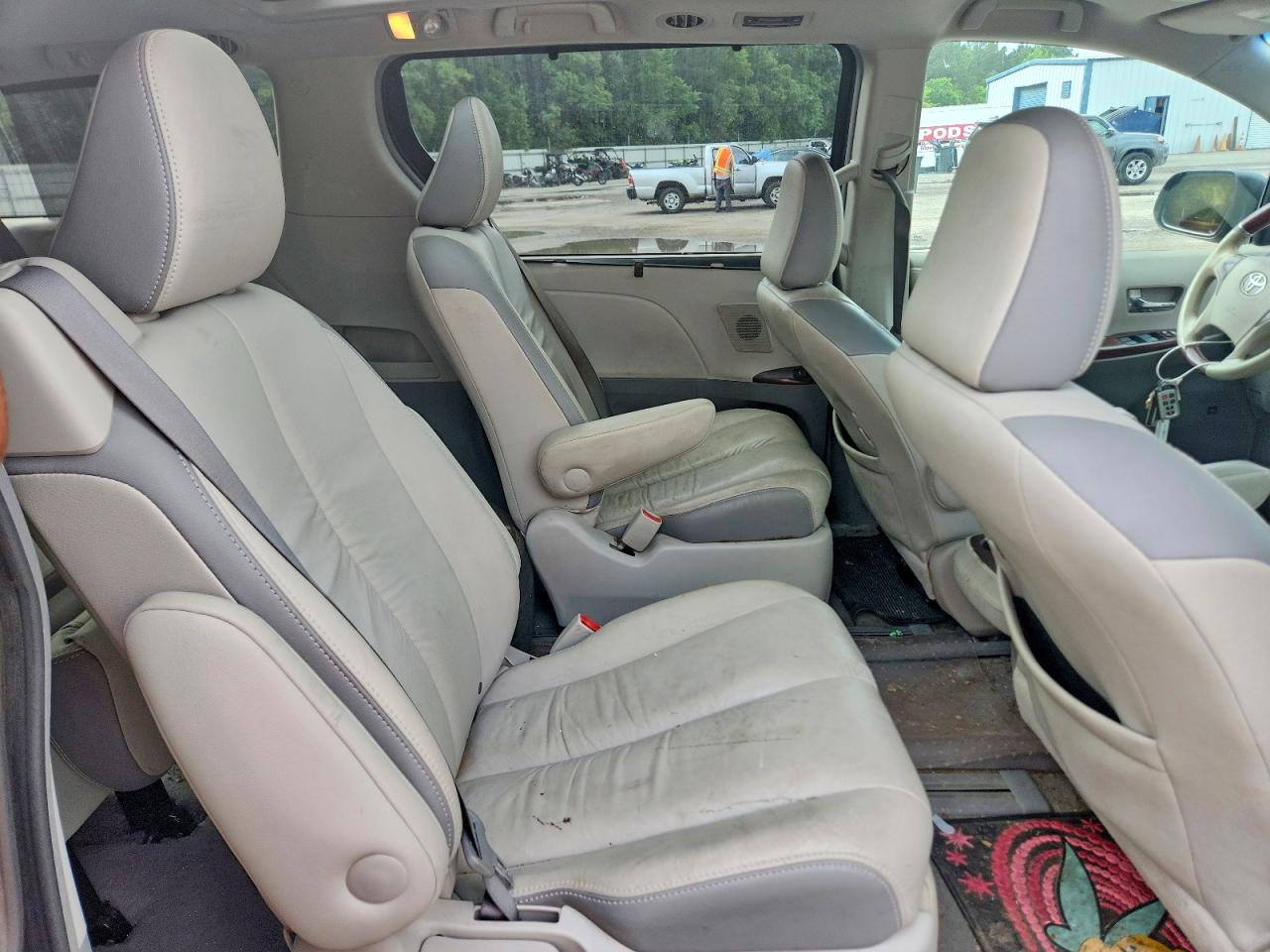 2011 TOYOTA SIENNA