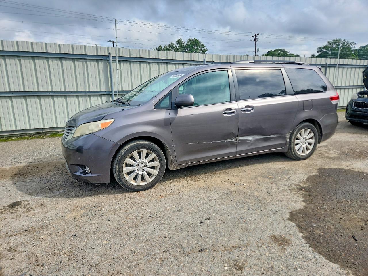 2011 TOYOTA SIENNA