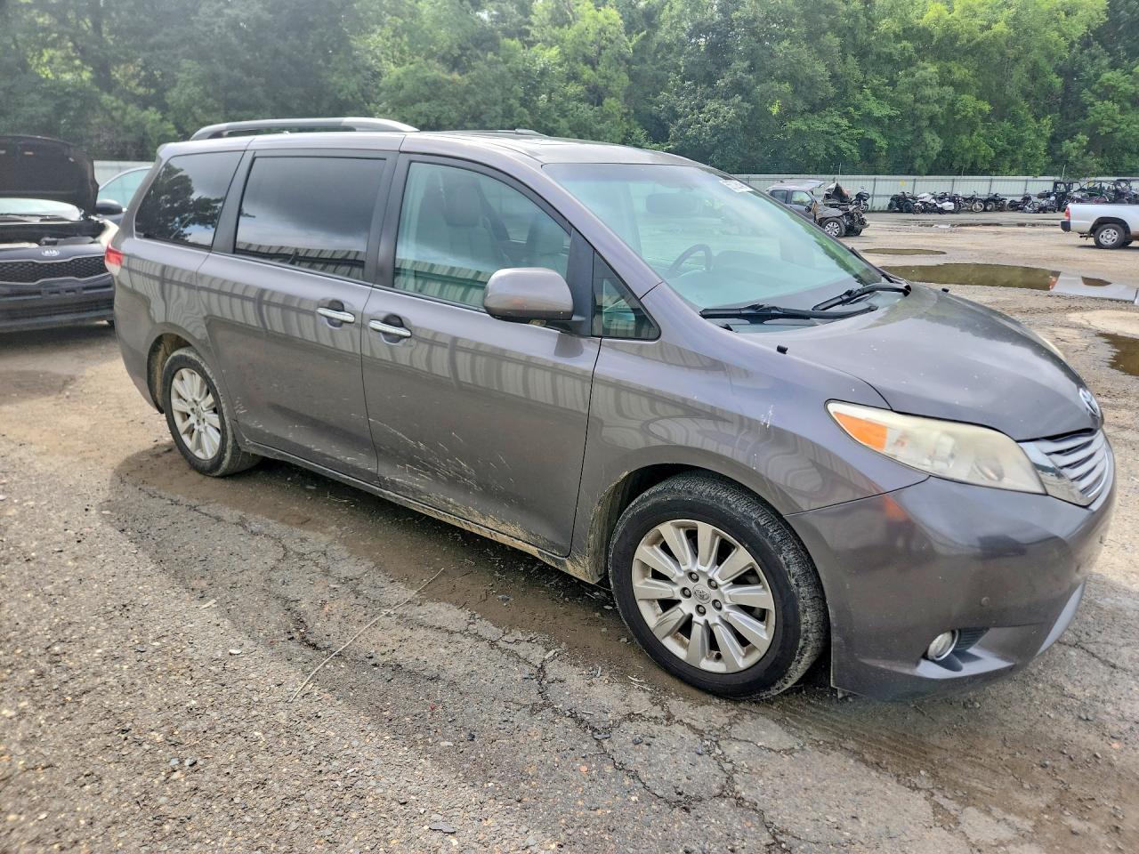 2011 TOYOTA SIENNA
