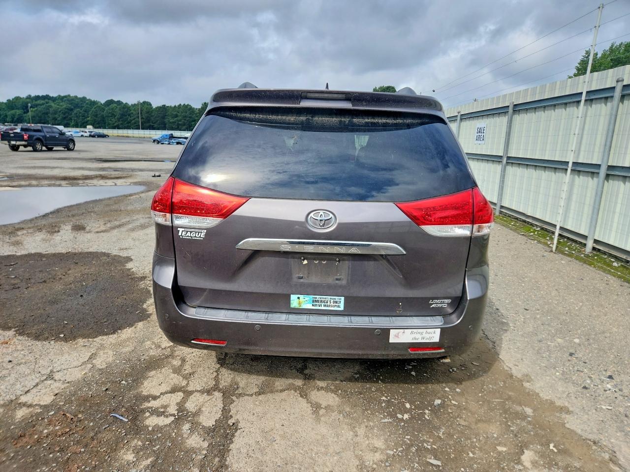 2011 TOYOTA SIENNA