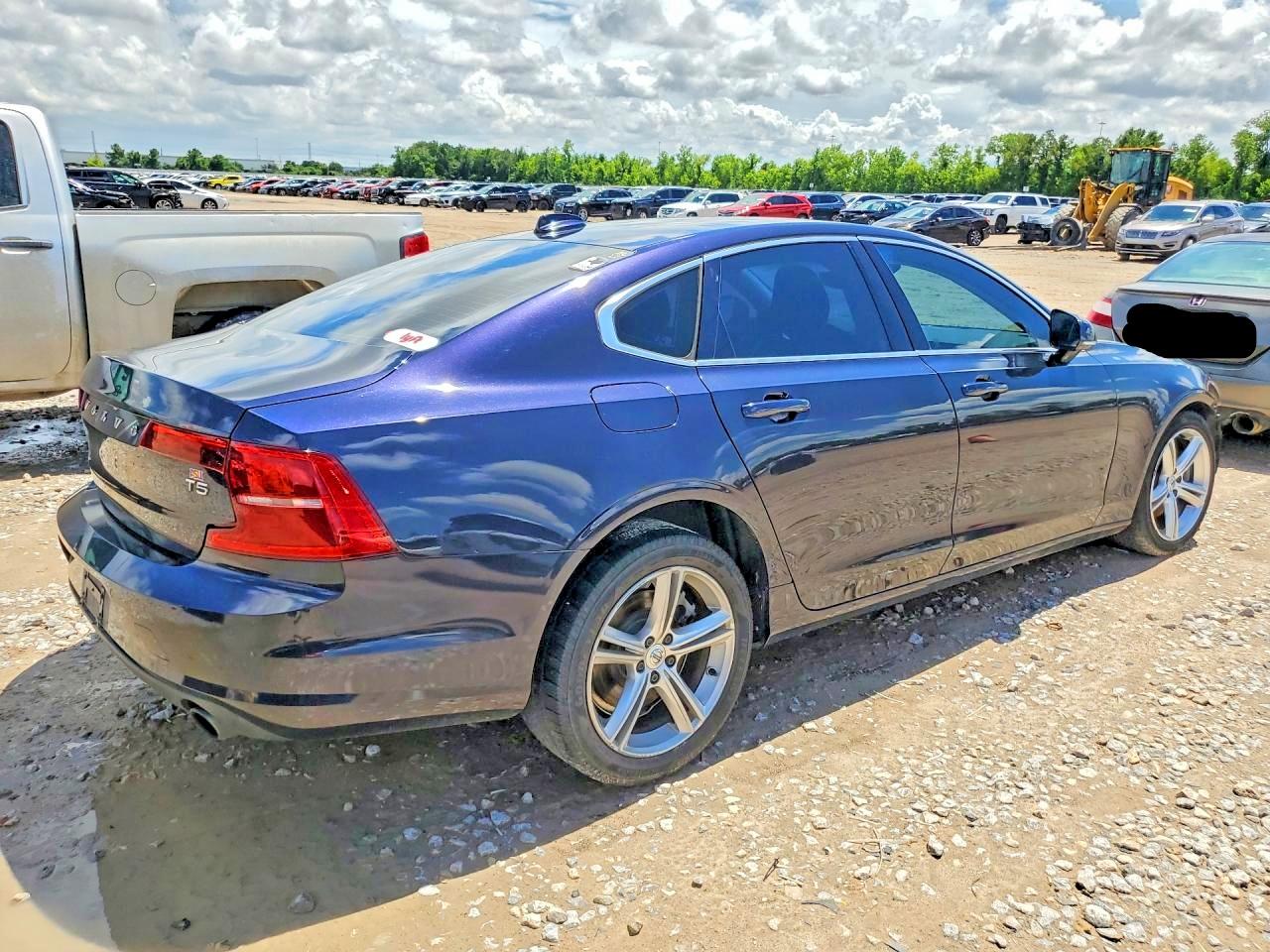 2017 VOLVO S90