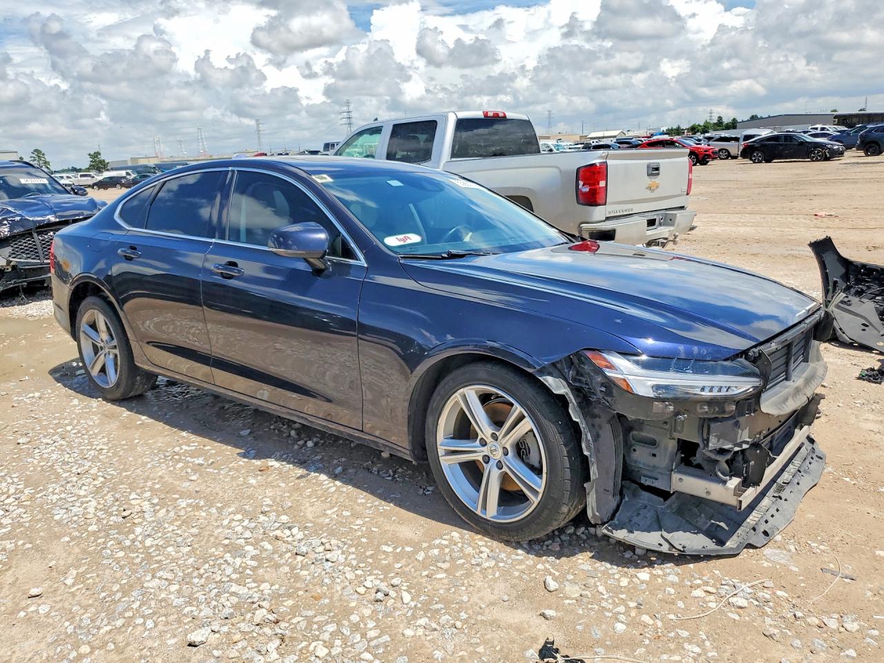 2017 VOLVO S90