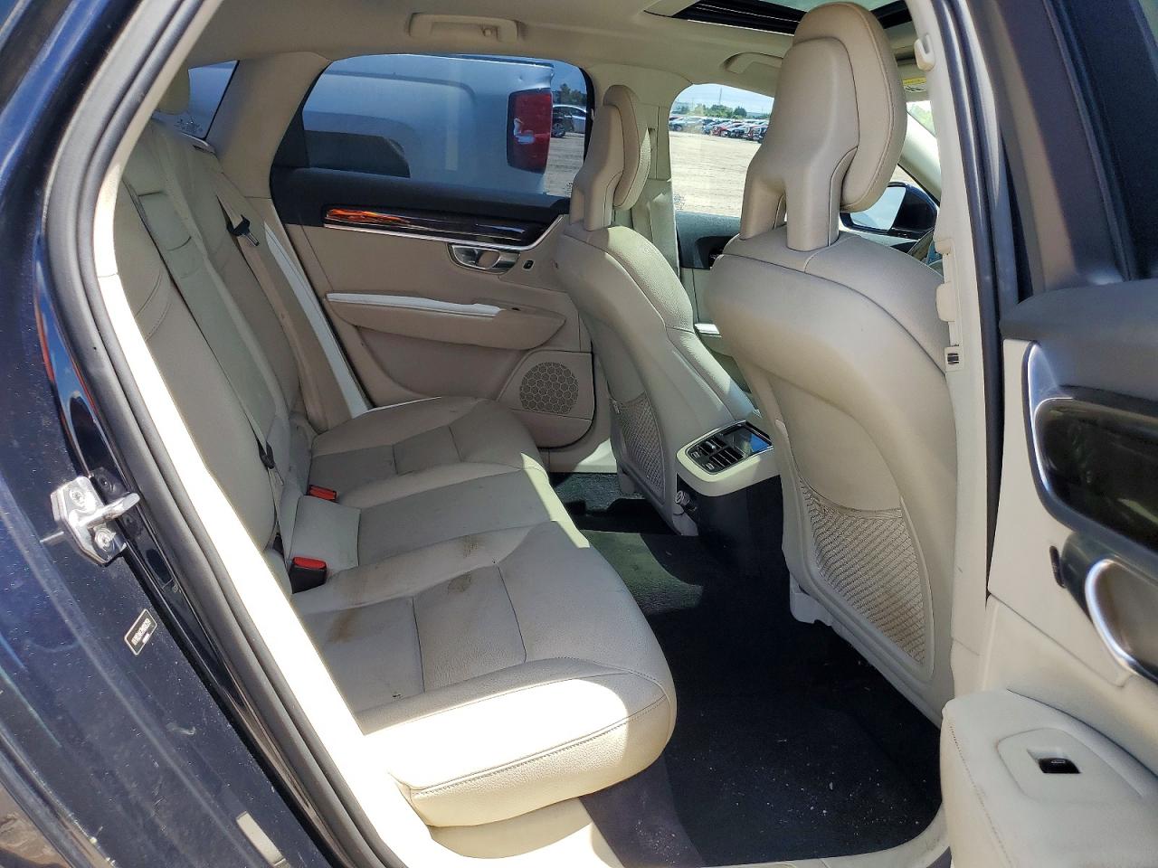 2017 VOLVO S90