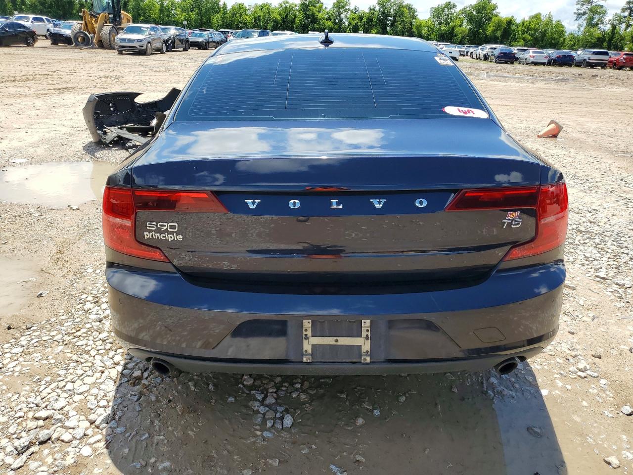 2017 VOLVO S90