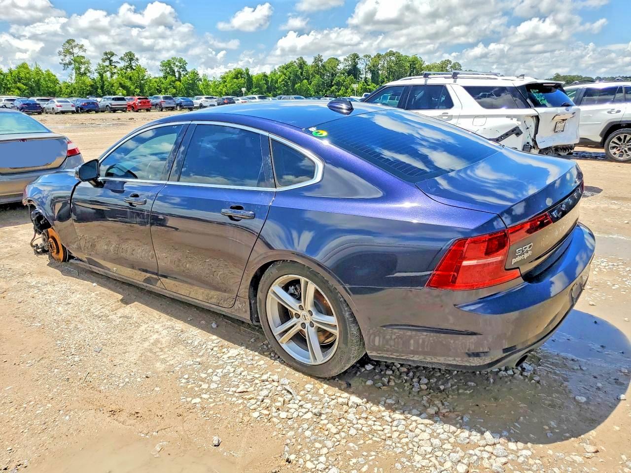 2017 VOLVO S90