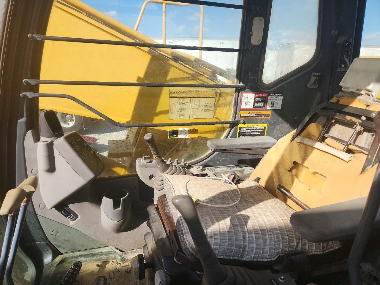 2005 JOHN DEERE 330