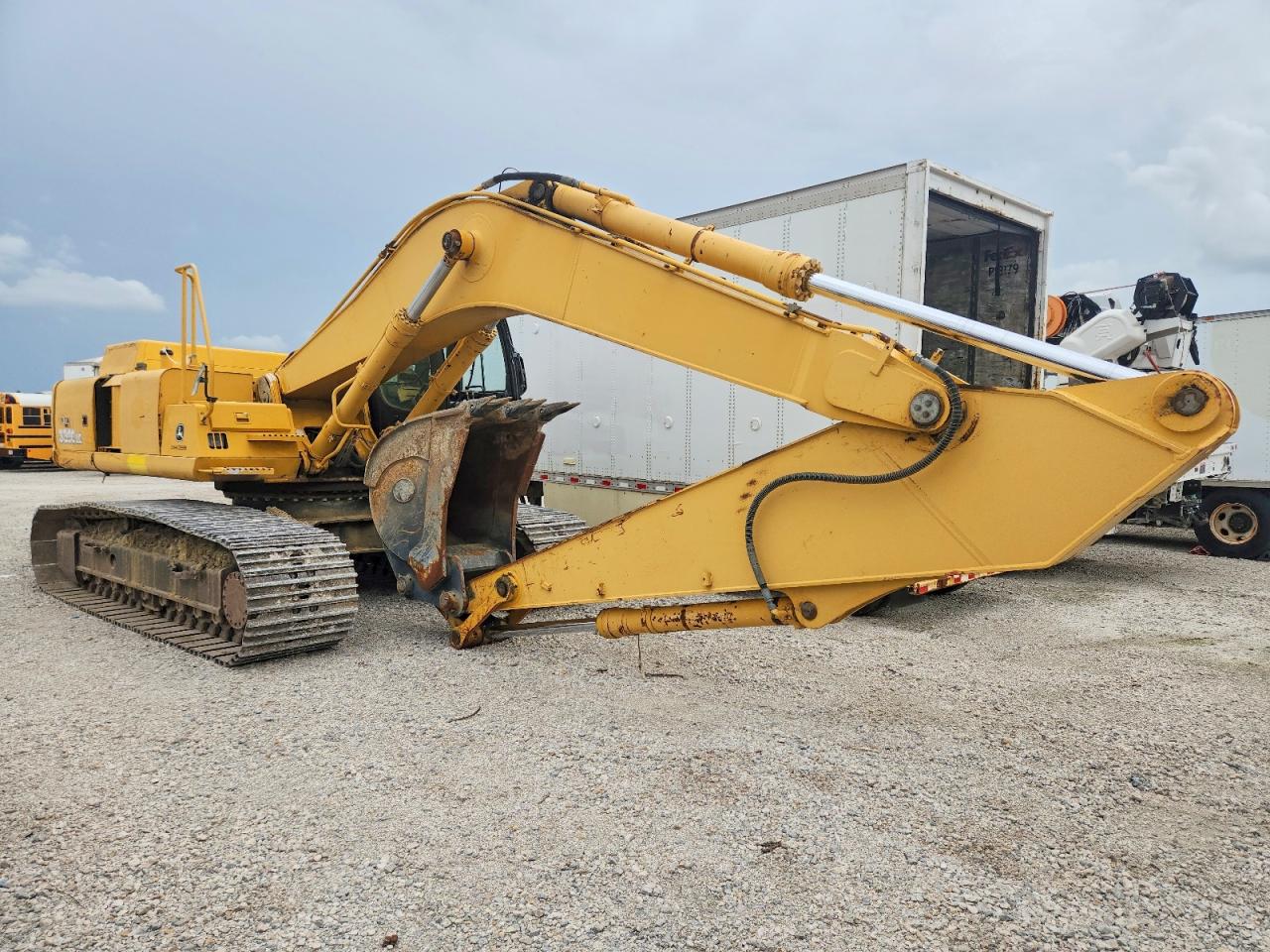 2005 JOHN DEERE 330