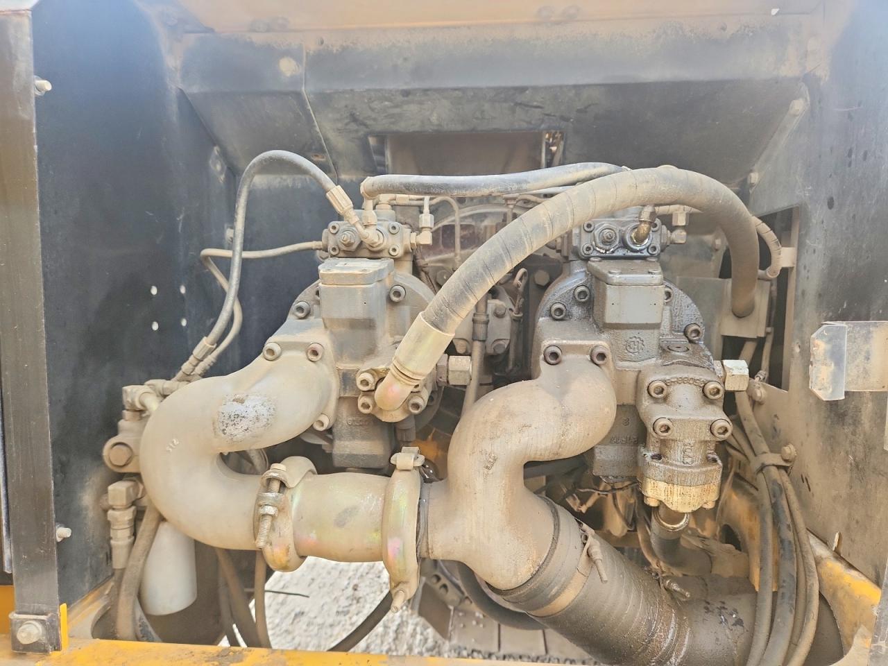 2005 JOHN DEERE 330