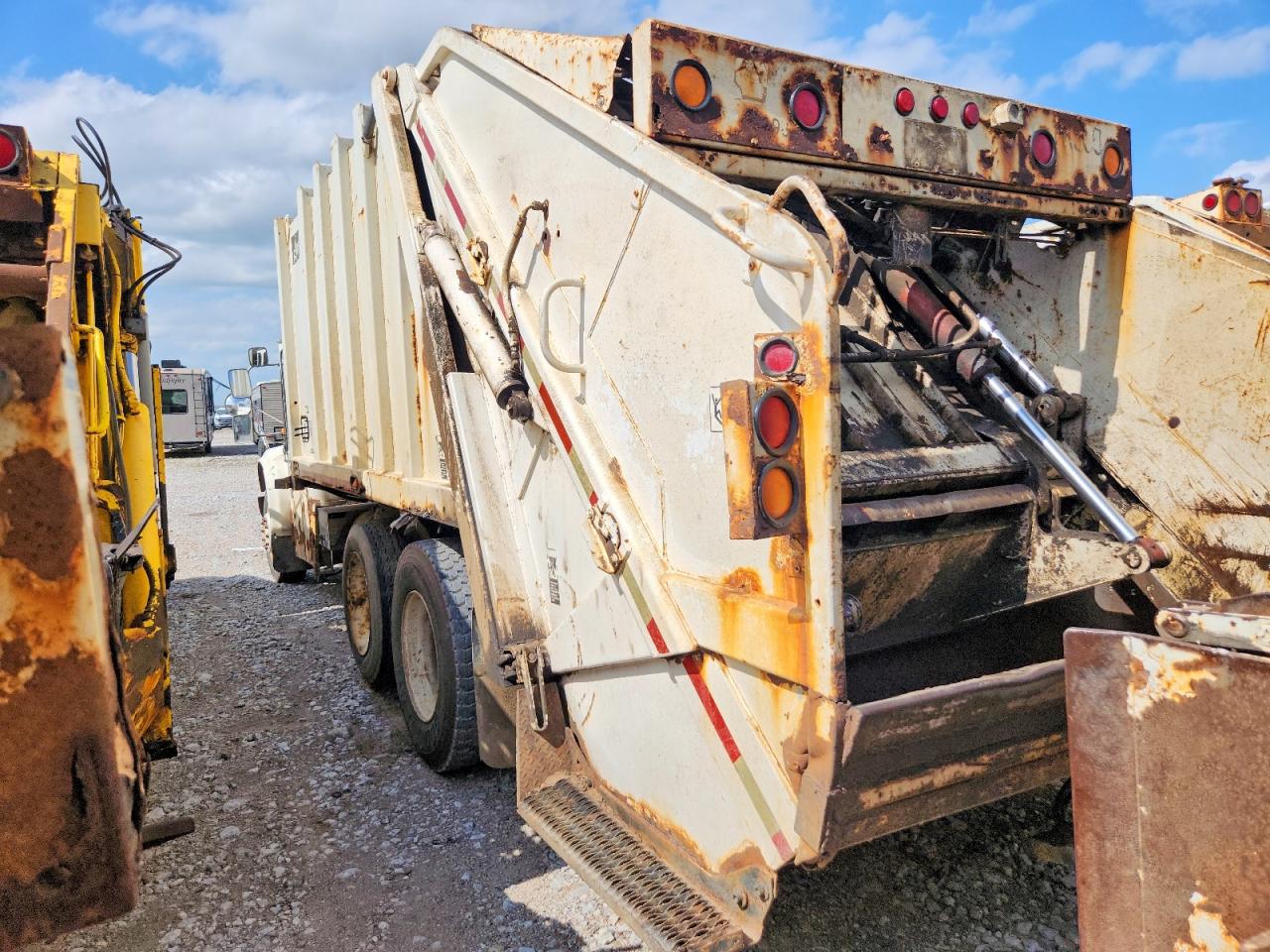 1998 INTERNATIONAL 4000 SERIE