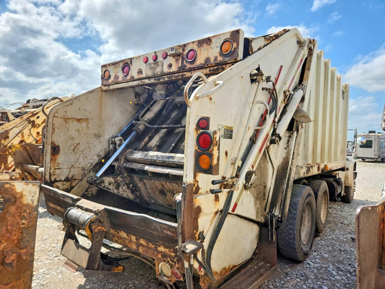 1998 INTERNATIONAL 4000 SERIE