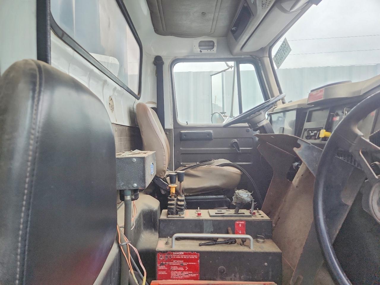 2001 INTERNATIONAL 4000 SERIE