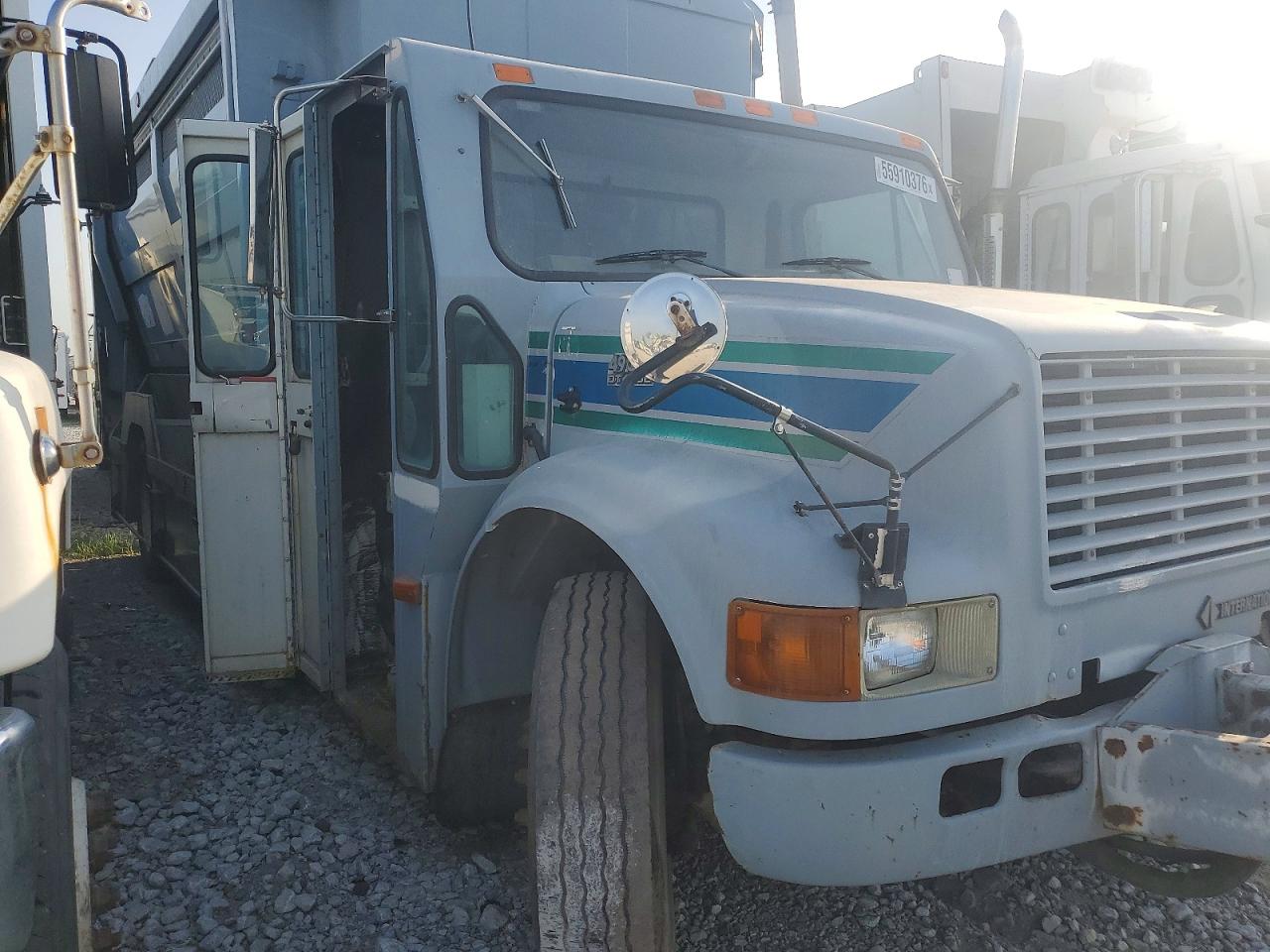2001 INTERNATIONAL 4000 SERIE