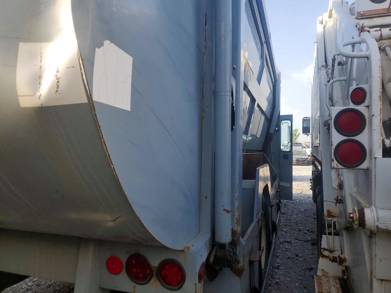 2001 INTERNATIONAL 4000 SERIE