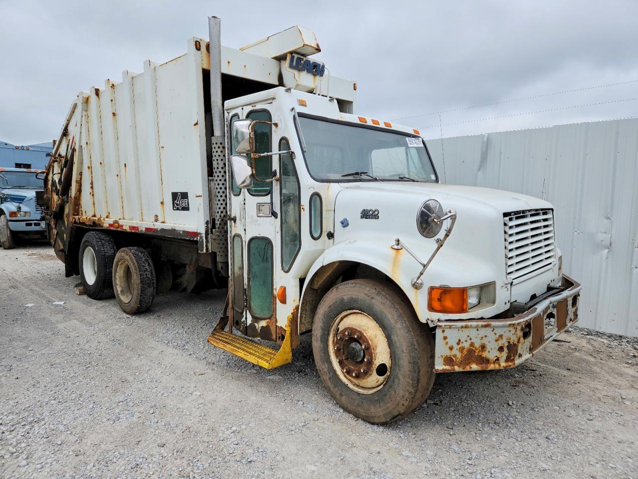 2000 INTERNATIONAL 4000 SERIE