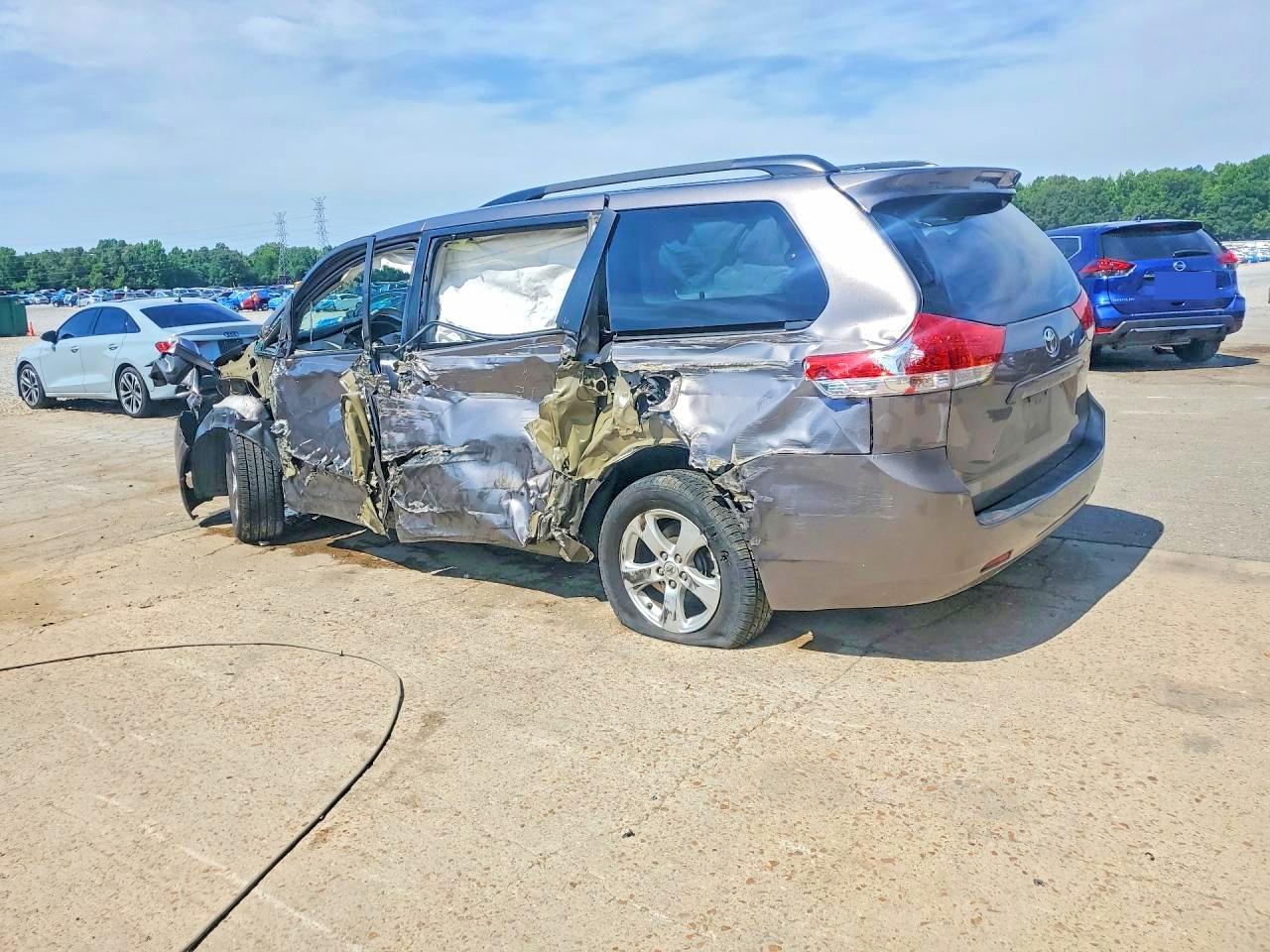 2014 TOYOTA SIENNA
