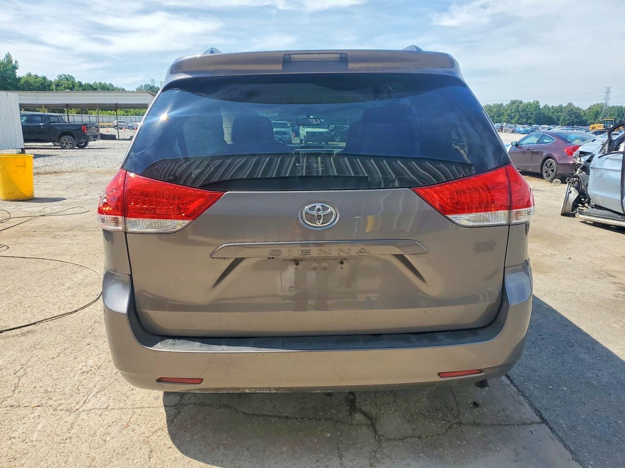 2014 TOYOTA SIENNA