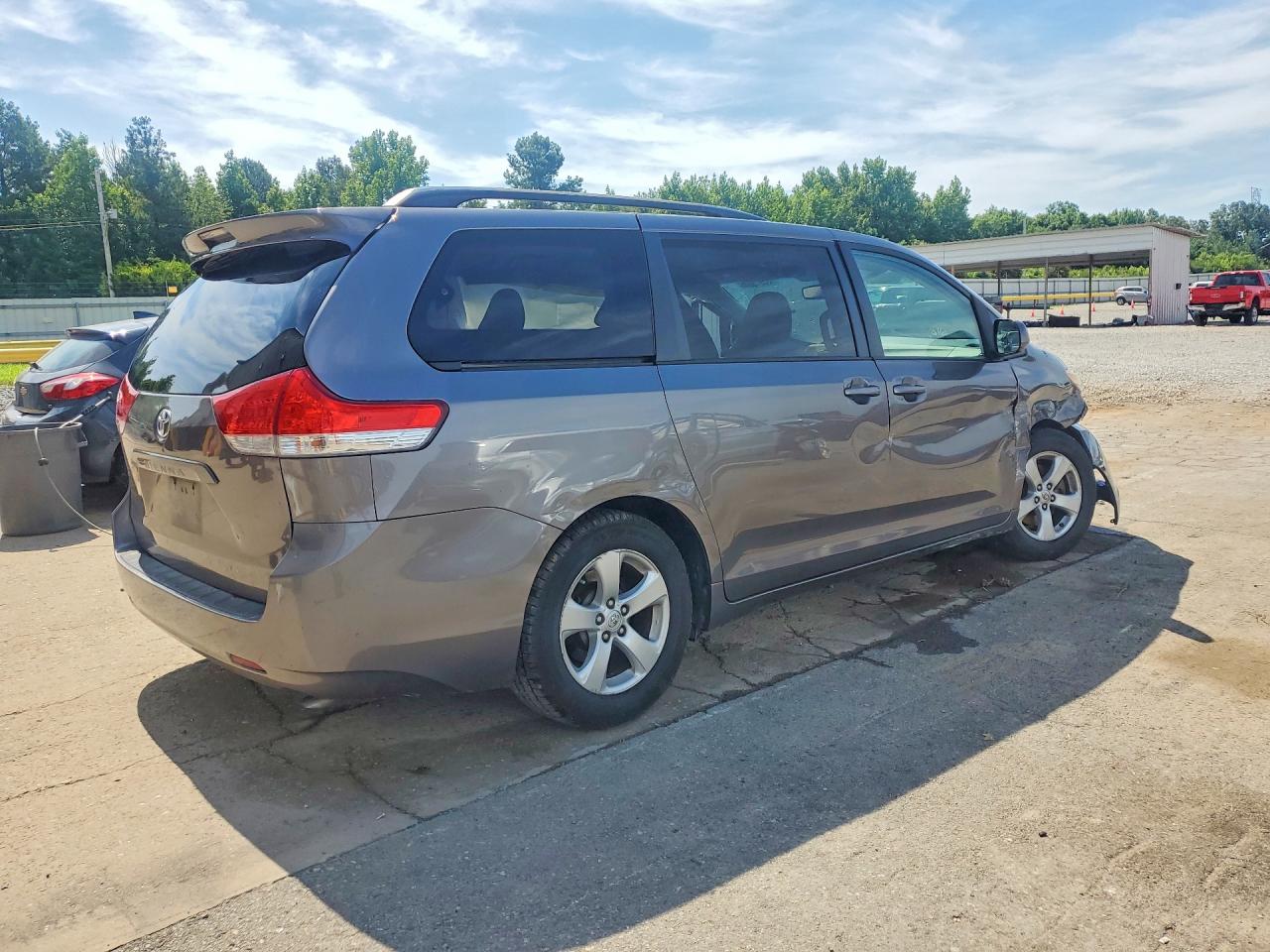 2014 TOYOTA SIENNA