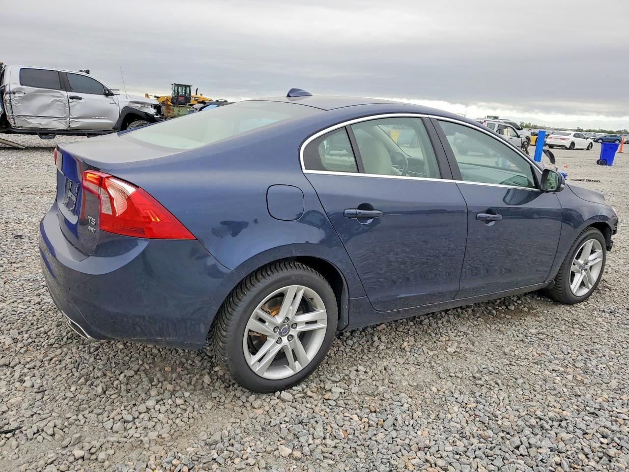 2015 VOLVO S60