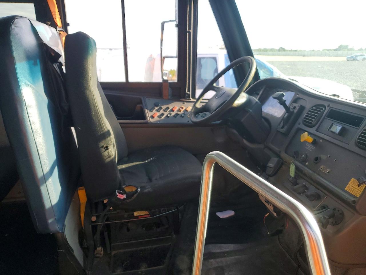 2009 THOMAS SAF-T-LINE
