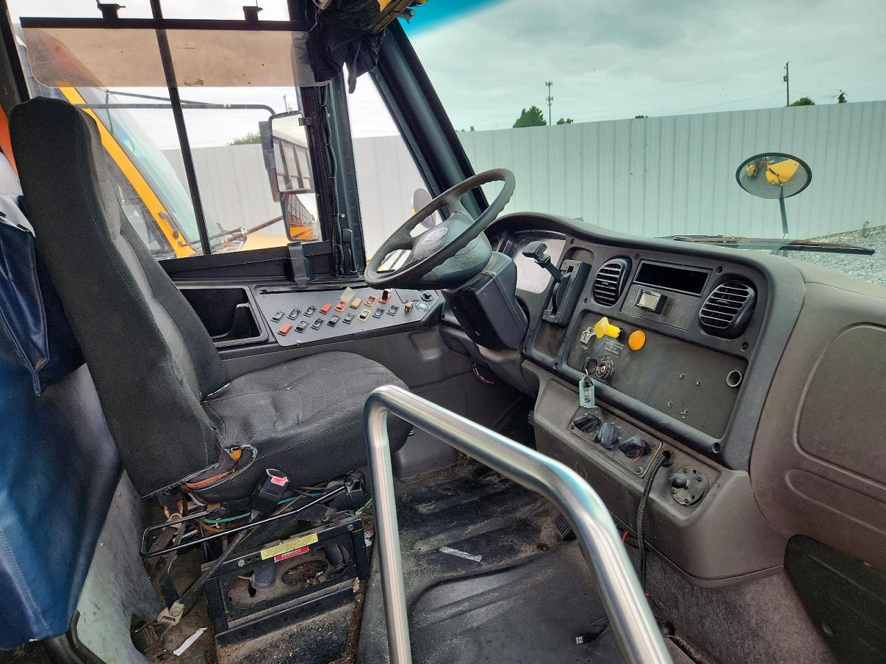 2009 THOMAS SAF-T-LINE