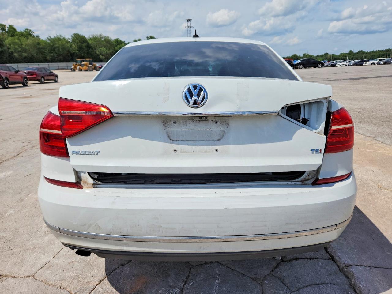 2016 VOLKSWAGEN PASSAT