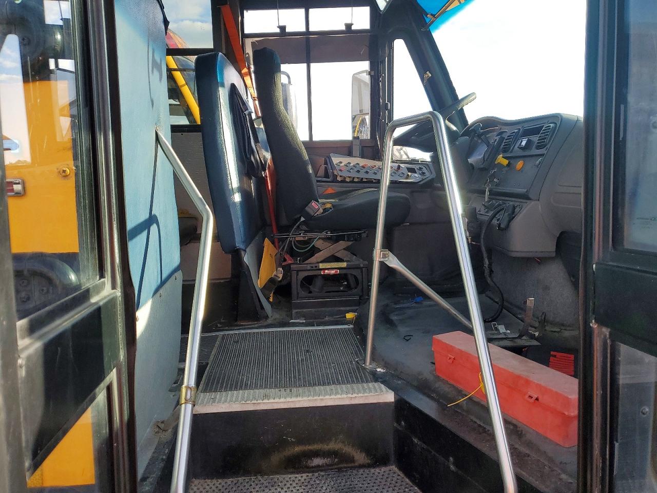 2009 THOMAS SAF-T-LINE