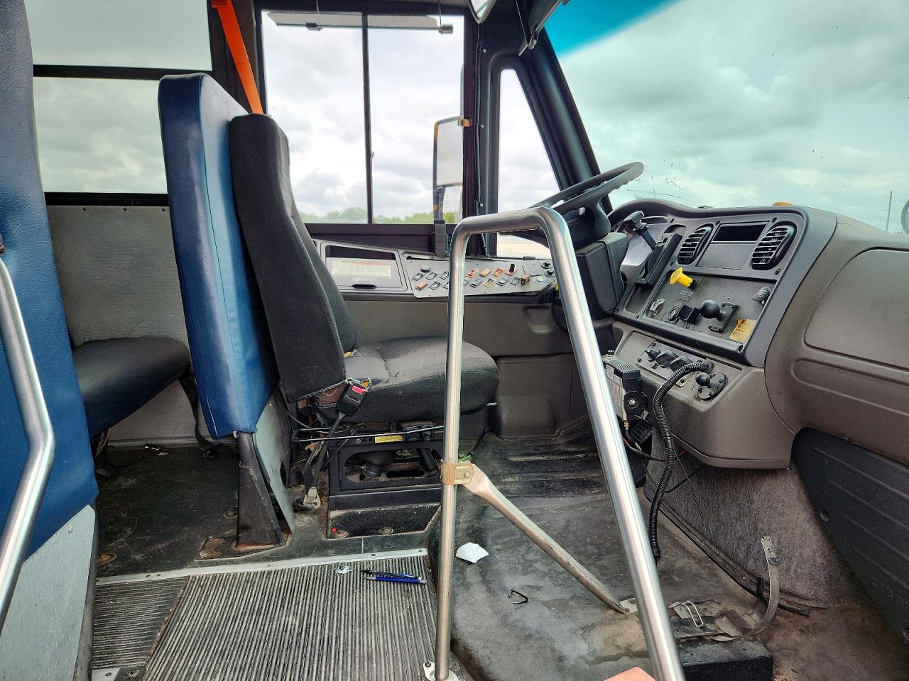 2009 THOMAS SAF-T-LINE