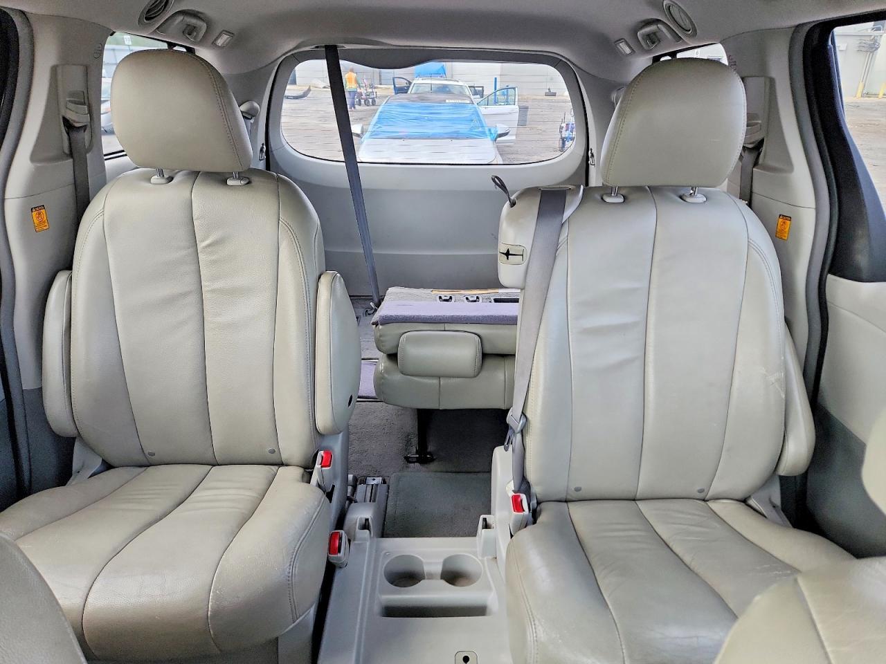 2011 TOYOTA SIENNA