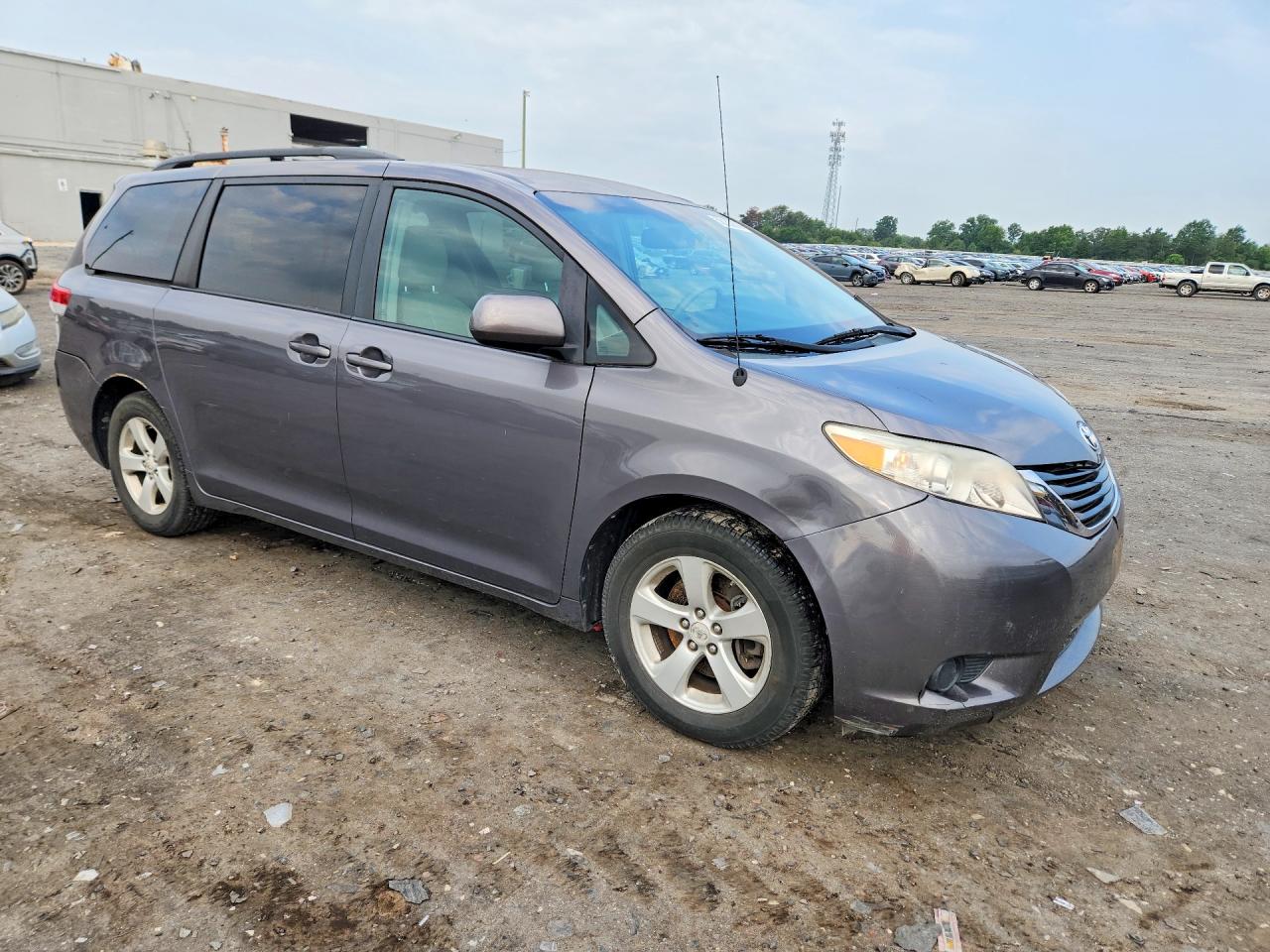 2011 TOYOTA SIENNA