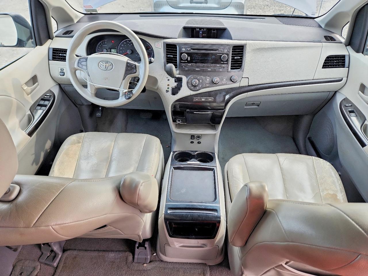 2011 TOYOTA SIENNA