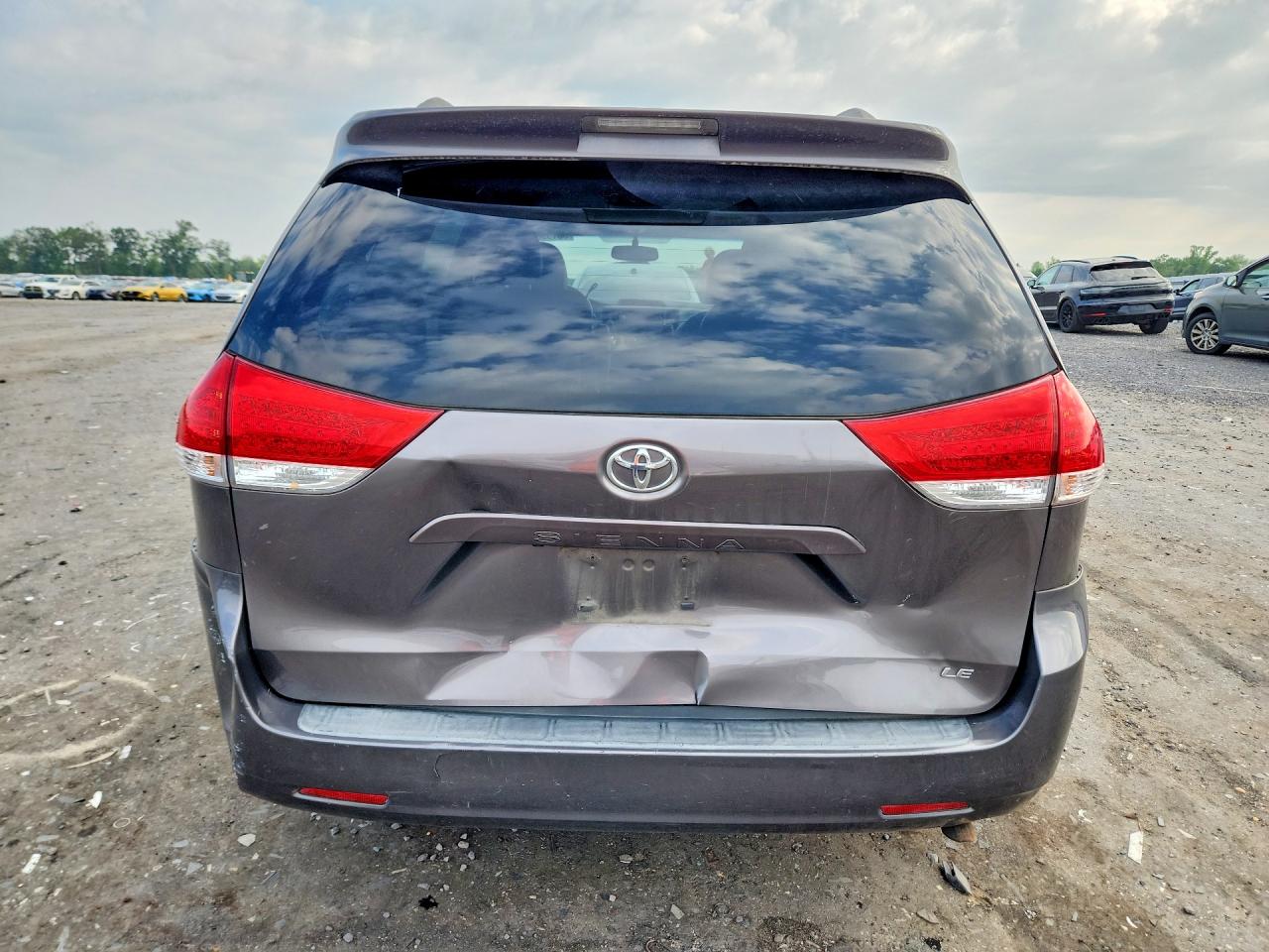2011 TOYOTA SIENNA