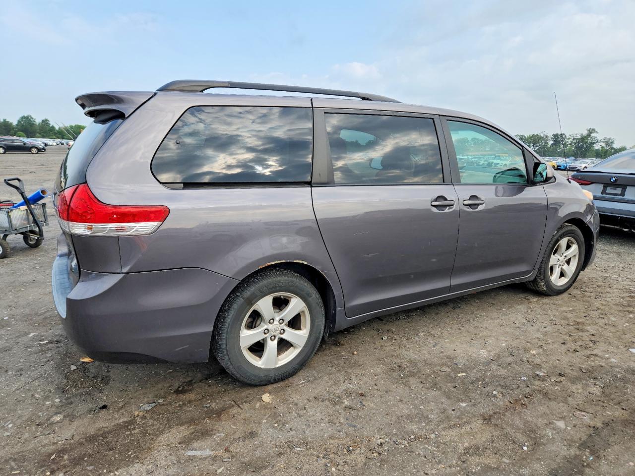 2011 TOYOTA SIENNA