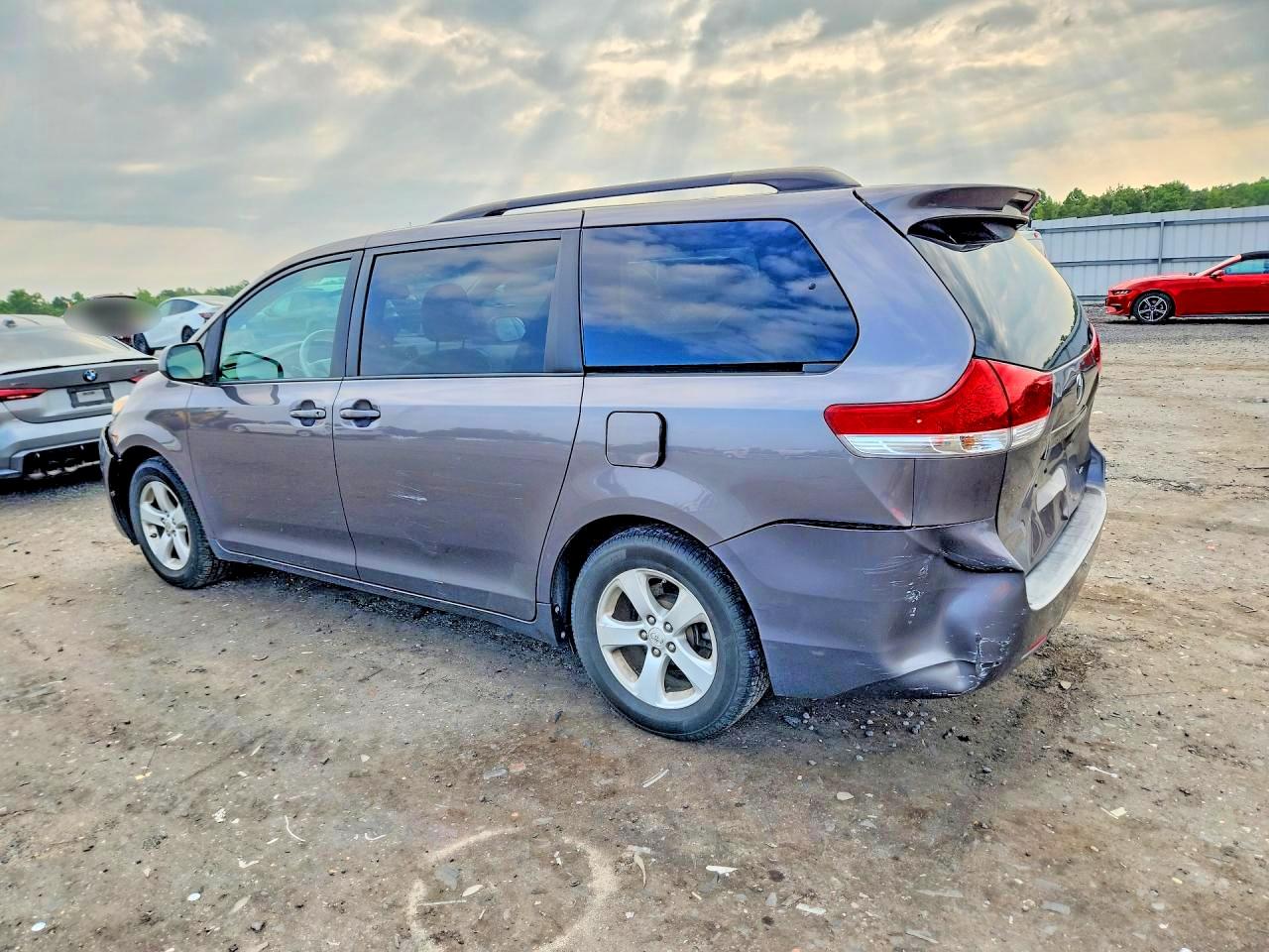 2011 TOYOTA SIENNA