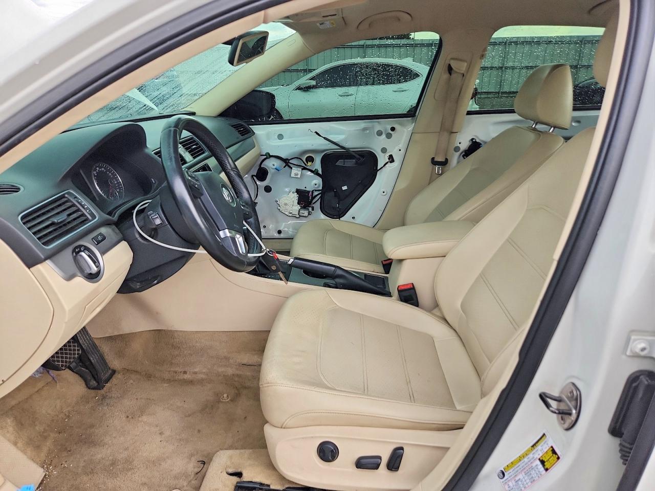 2014 VOLKSWAGEN PASSAT