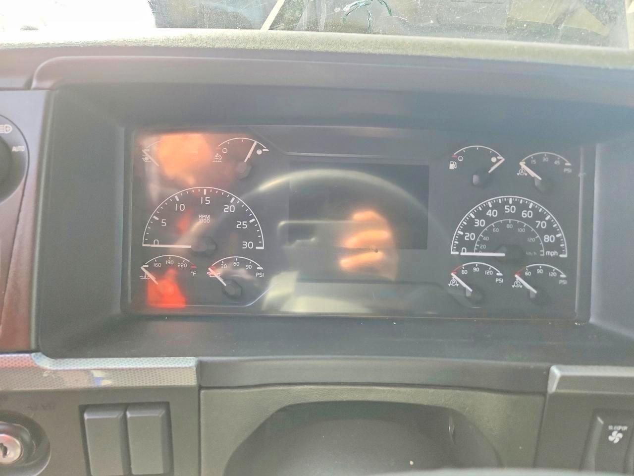 2019 VOLVO VN
