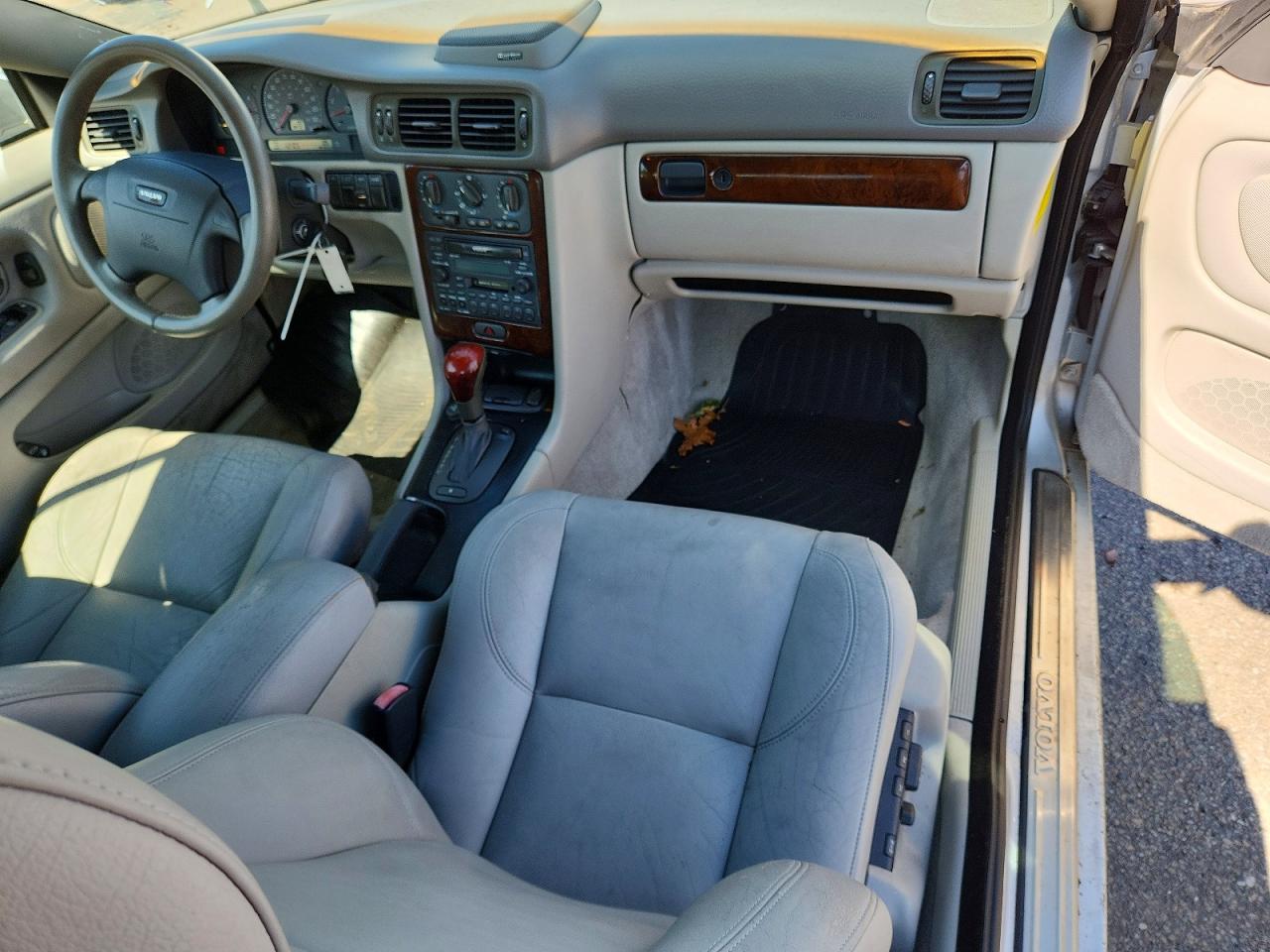 2004 VOLVO C70